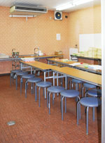 写真：長テーブルと丸椅子が並べられたフリースペース