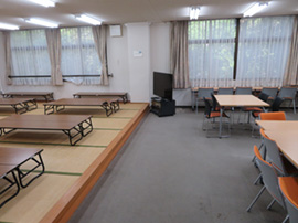 写真：畳に低いテーブルのスペースと、椅子とテーブルのスペースがある娯楽室